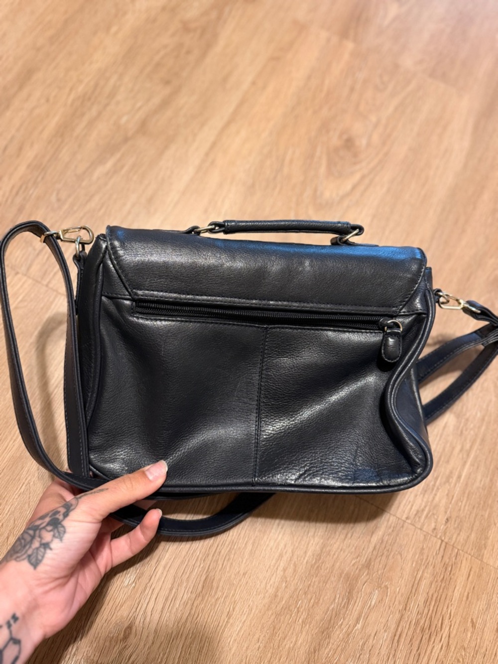Valenti Vintage Leather Classic Black Crossbody Bag with Gold Hardware - Picture 7 of 9
